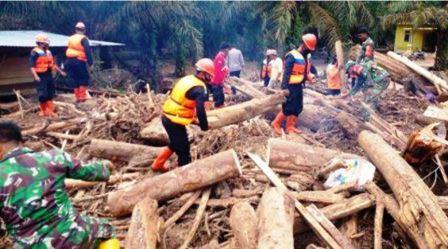 Pasca Banjir di Palas, Brimob Batalyon C Polda Sumut Bantu Evakuasi Warga di Kecamatan Batang Lubu Sutam
