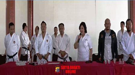 Hadiri UKT, Bupati Cory Sriwaty Sebayang Sematkan Logo Lambang Perguruan Karate Shokaido Kabupaten Karo