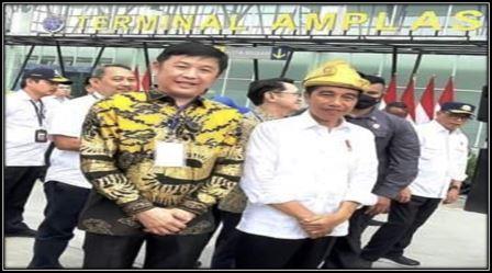 Handoko Hardjono (kiri) bersama Presiden Jokowi saat peresmian Terminal Amplas, Medan