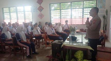 Jaga Lingkungan Sekolah Bebas Narkoba, Polsek Tanah Jawa Gelar Sosialisasi Bahaya Narkoba di SMP Negeri 2 Tanah Jawa