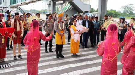 Dengan Tarian Serta Pemasangan Pakaian Khas Adat Melayu, Forkopimda Sumut Beserta PJU Polda Sambut Kedatangan Kapolda Sumut yang baru Irjen Pol Agung Setya