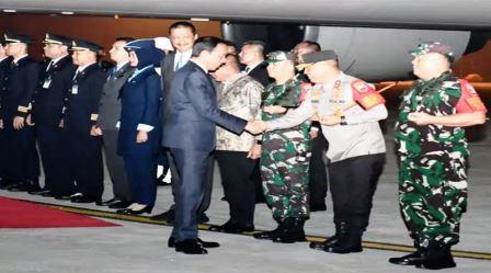 Dalam Rangka Kunker, Presiden Jokowi Disambut Kapolda Sumut, Gubernur dan Pangdam I-BB di Bandara Kualanamu